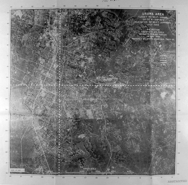 浦和市街地のリト・モザイク。点線は工藤洋三さんが記した座標で、交差する所が爆撃中心点（米国立公文書館所蔵。工藤さん提供）