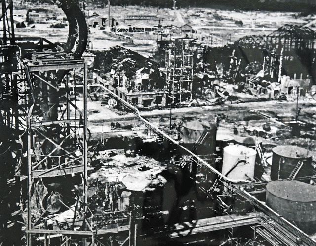 空襲で破壊された日本石油秋田製油所。周囲の住民も被害を受けた＝秋田市で（土崎港被爆市民会議提供）