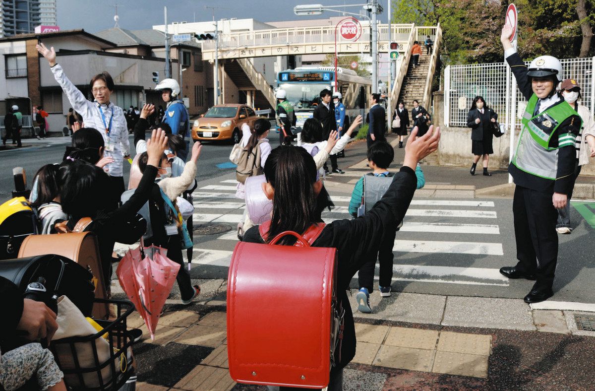 歩行中の児童 交通事故死傷 1年生が最多220人 6、12月に増加 注意