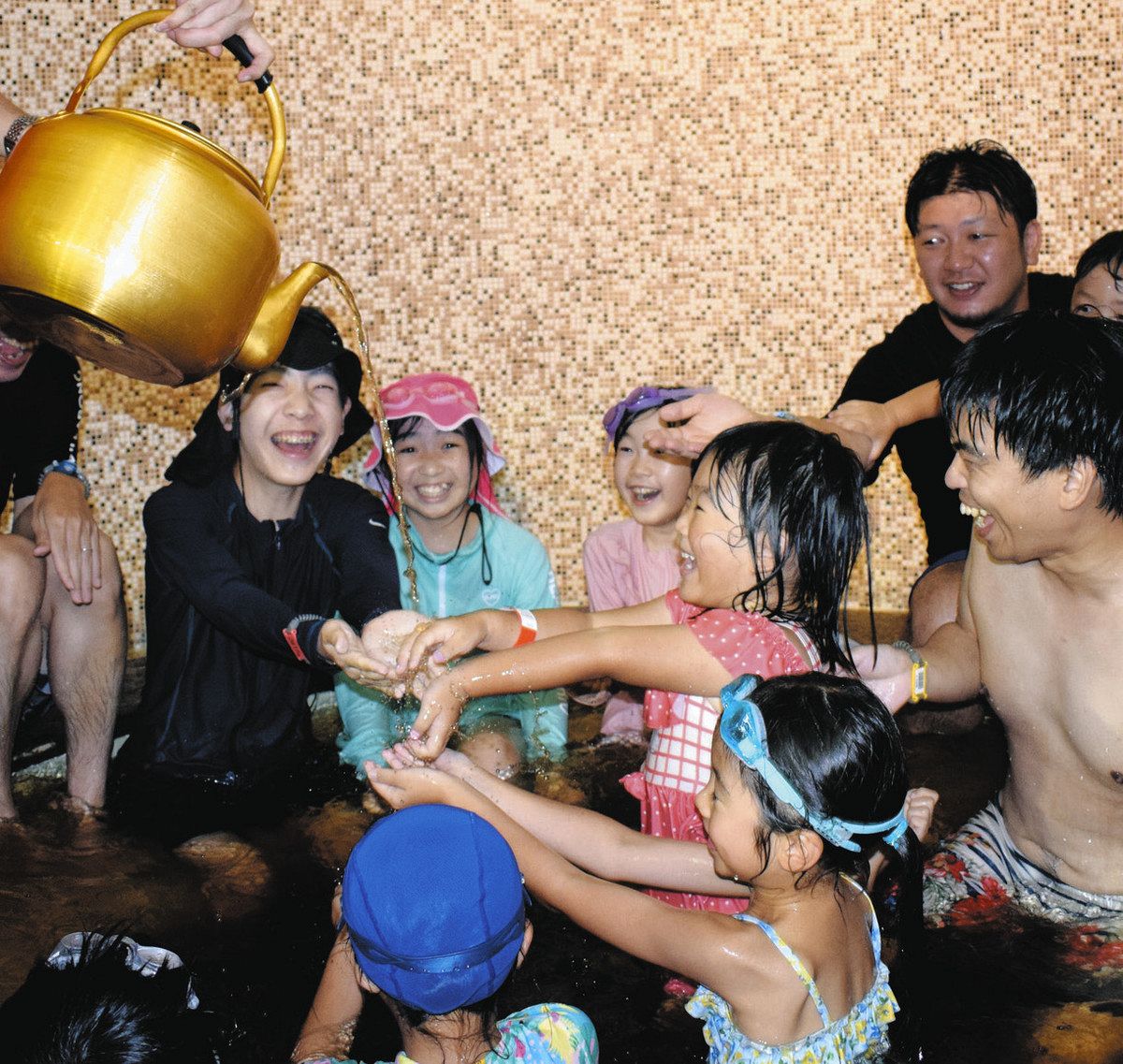 冷たい麦茶かぶり 温泉で涼を感じて 箱根小涌園ユネッサンで「麦茶風呂