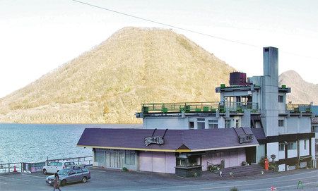 アーティストの宿泊所兼アトリエに予定される旧湖畔亭。榛名富士（奥）を望む榛名湖畔に立つ＝高崎市で
