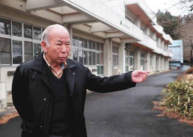 閉校となった玉野小学校の前で、東京電力との賠償交渉を振り返る伊藤一郎さん＝福島県相馬市で