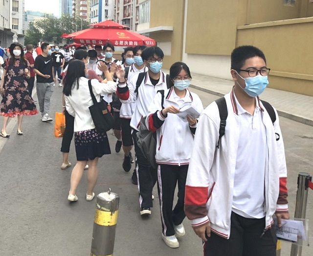 ﻿7日、北京市中心部で、「頑張って」との声援に送られ、試験会場に入る受験生たち＝坪井千隼撮影