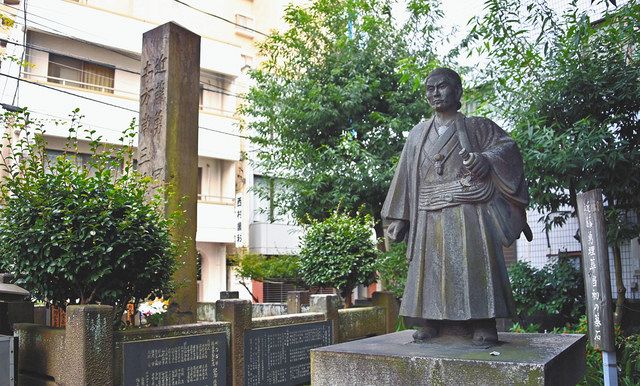 近藤勇の墓（左）と立像
