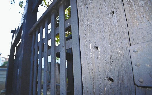 かつて上野にあった黒門に残る弾痕＝荒川区の円通寺で
