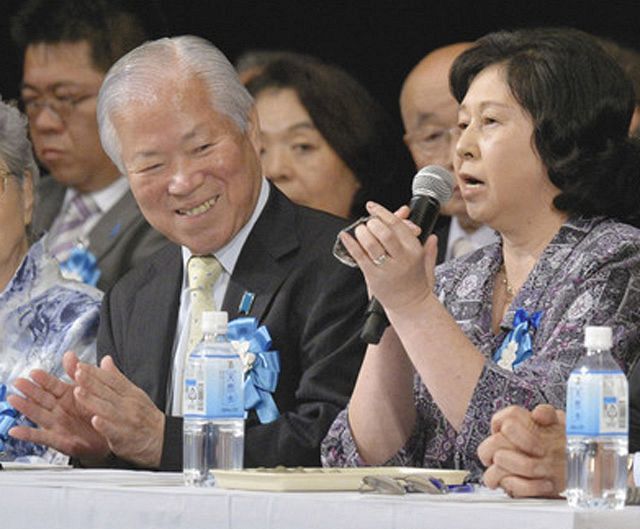 北朝鮮による拉致被害者の全員救出と全面解決を求める集会に参加した横田滋さん（左）、曽我ひとみさん　＝２０１４年９月、東京・日比谷公会堂で 
