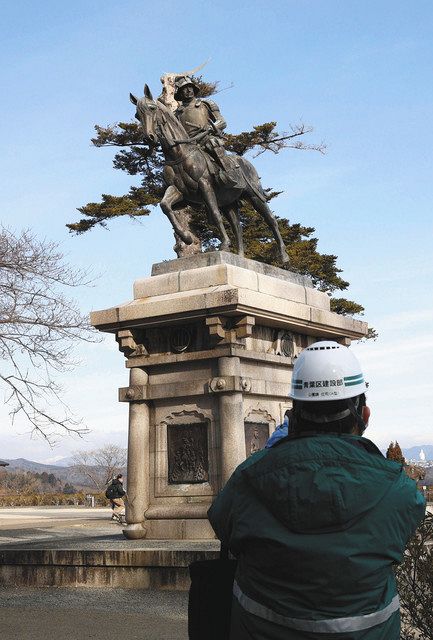 地震で傾いた仙台城跡の伊達政宗騎馬像＝１７日午前８時ごろ、仙台市青葉区川内