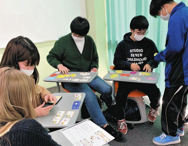 ＳＤＧｓグリーン消費ゲームを体験する高崎商科大生＝高崎市の同大で（前田拓生教授提供） 