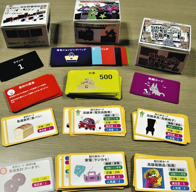 高崎商科大の学生らが作ったカードゲーム＝高崎市で
