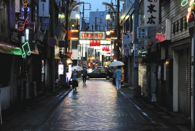 小雨が降る野毛地区。金曜日にもかかわらず、休業の店が目立ち、人通りは少ない＝横浜市中区で
