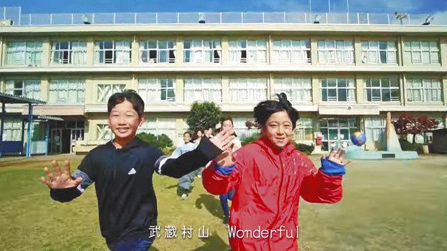 完成したＰＲ動画「むらやまｗｏｎｄｅｒｆｕｌ」で武蔵村山の魅力を歌う市立第三小の児童たち＝「むらやまｗｏｎｄｅｒｆｕｌ」から
