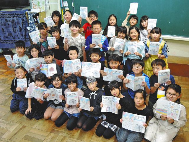 武蔵村山をＰＲする絵本を完成させた児童たち＝２０１９年撮影、当時４年生
