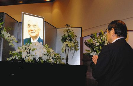 中曽根元首相の遺影に手を合わせる弔問客＝１１月２９日、高崎市で