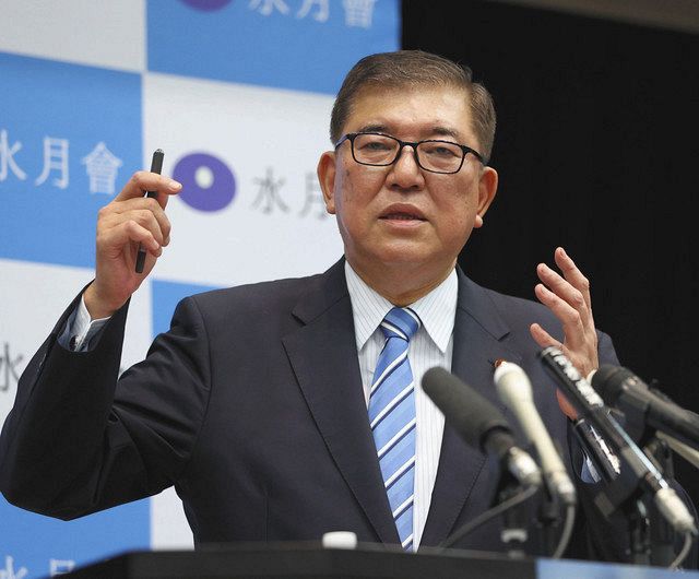 記者会見で総裁選の政策集を発表する自民党の石破茂元幹事長
