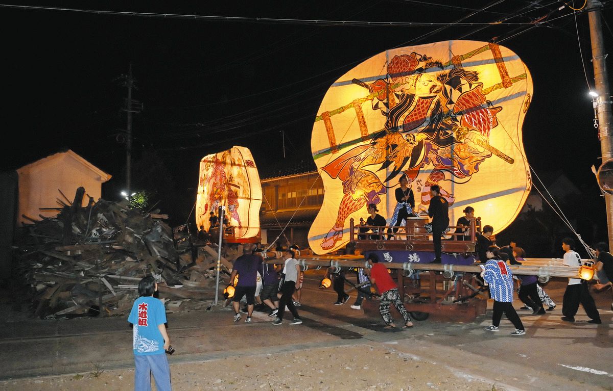 能登町鵜川の「にわか祭」 倒壊家屋やでこぼこ道照らす希望の灯 規模縮小してでも「町を元気にしたい」：東京新聞 TOKYO Web