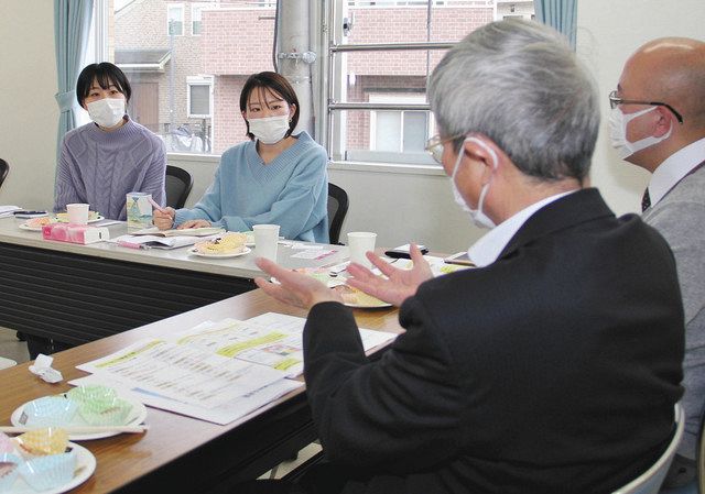 特色あるハム・ソーセージづくりを取材する東京家政学院大の、左から長沼さんと野呂さん＝町田市の福祉心話会で
