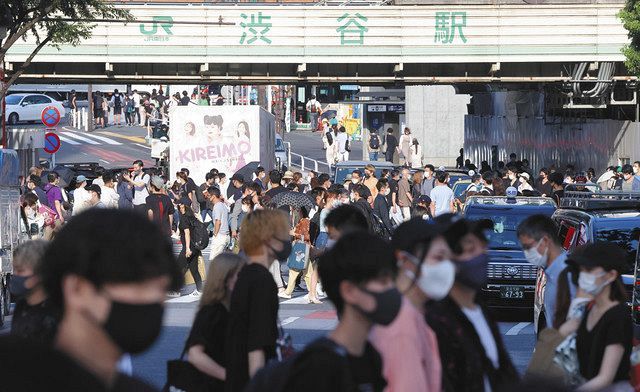 東京・渋谷駅前のスクランブル交差点をマスク姿で行き交う人たち