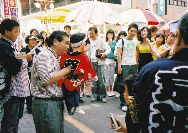 ２００５年５月、韓国・馬山市の路上で腹話術を披露するしろたにさん（本人提供）
