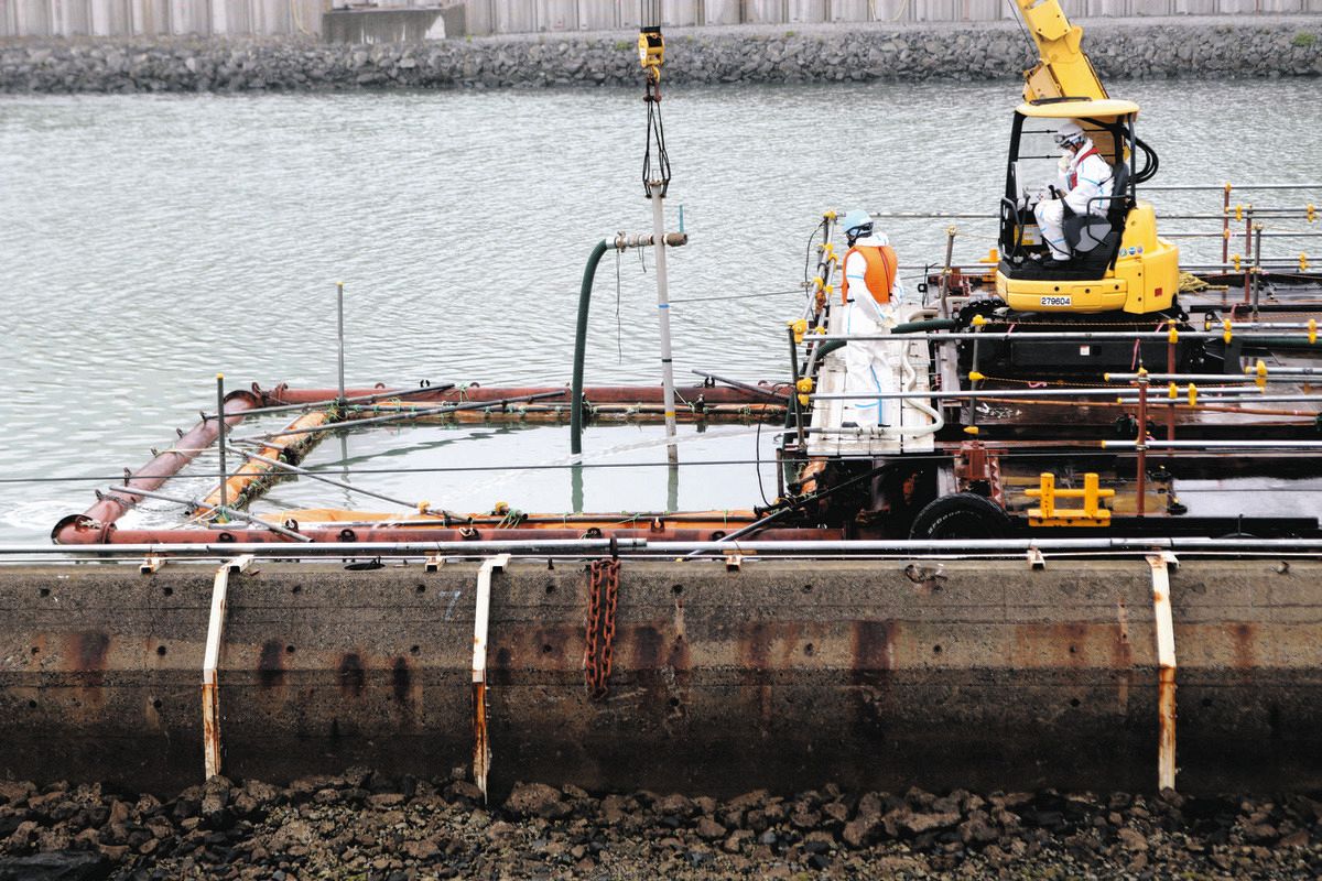 福島第1原発の港湾内の魚類対策のため、海底の覆土作業をする作業員ら（東京電力提供）