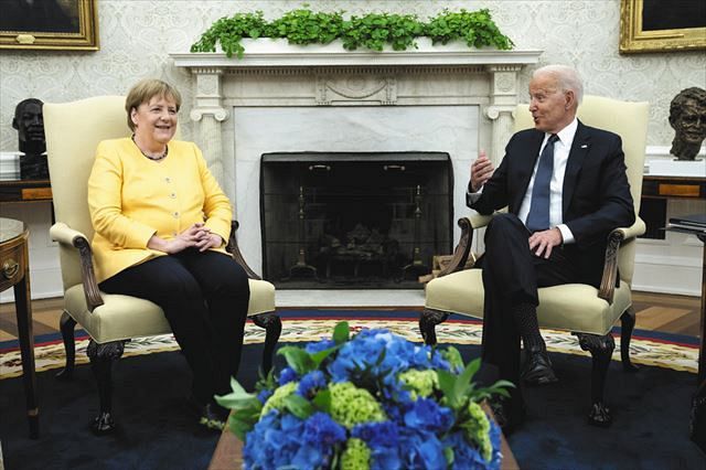 １５日、米ホワイトハウスで会談するバイデン大統領（右）とドイツのメルケル首相（ＡＰ）