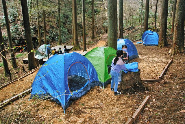 【テントを立てる】子どもたちがテントを立て、里山に集落が出現
