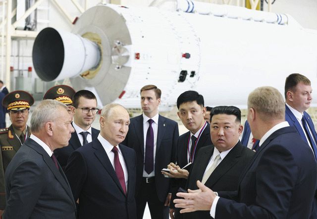 プーチン氏、金正恩氏と「急接近」見せつけ 宇宙基地で会談し