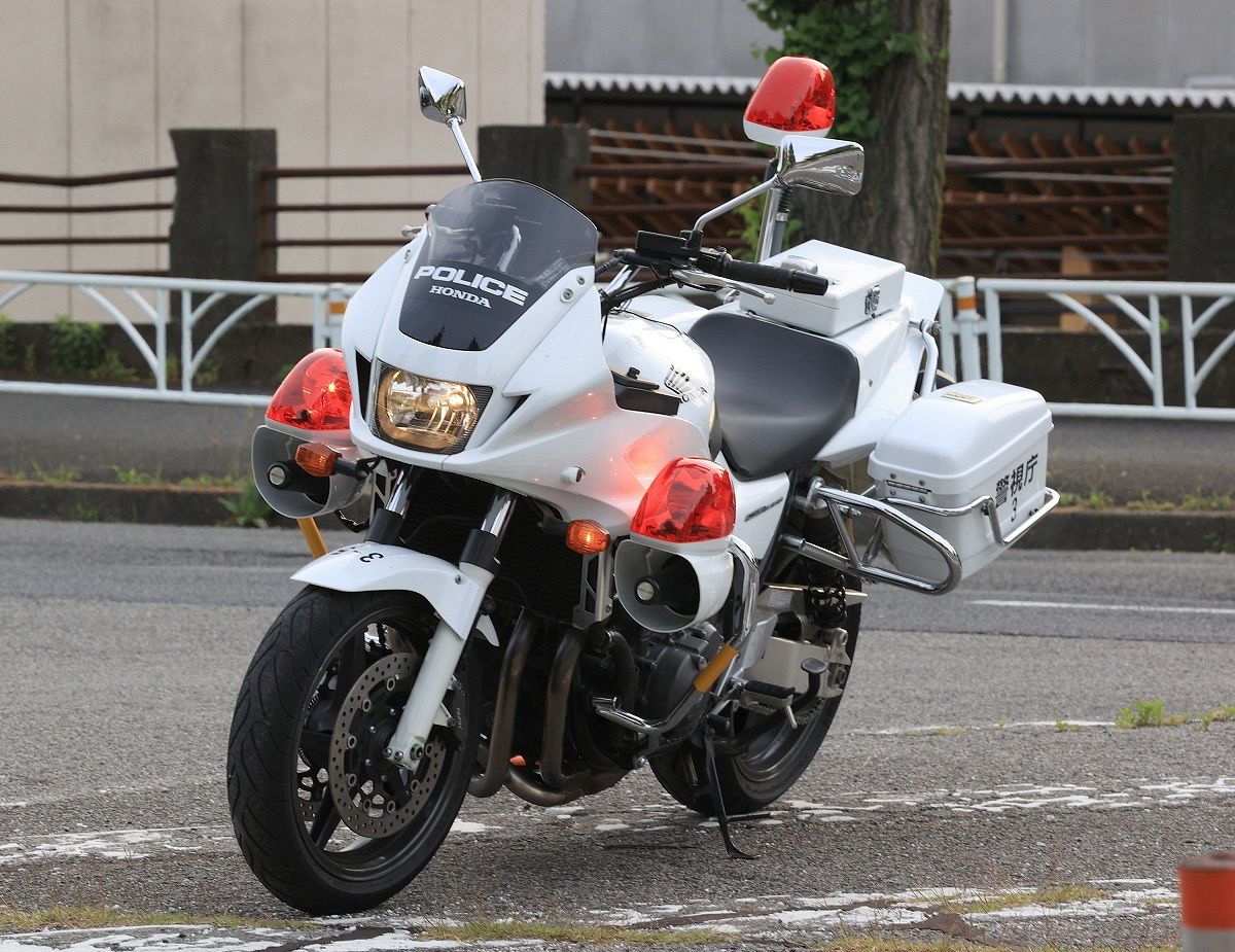 警視庁 白バイ隊 大きめLサイズ 白バイ隊員「身長制限」撤廃で夢つかむ…警視庁で最も小柄154cmの女性