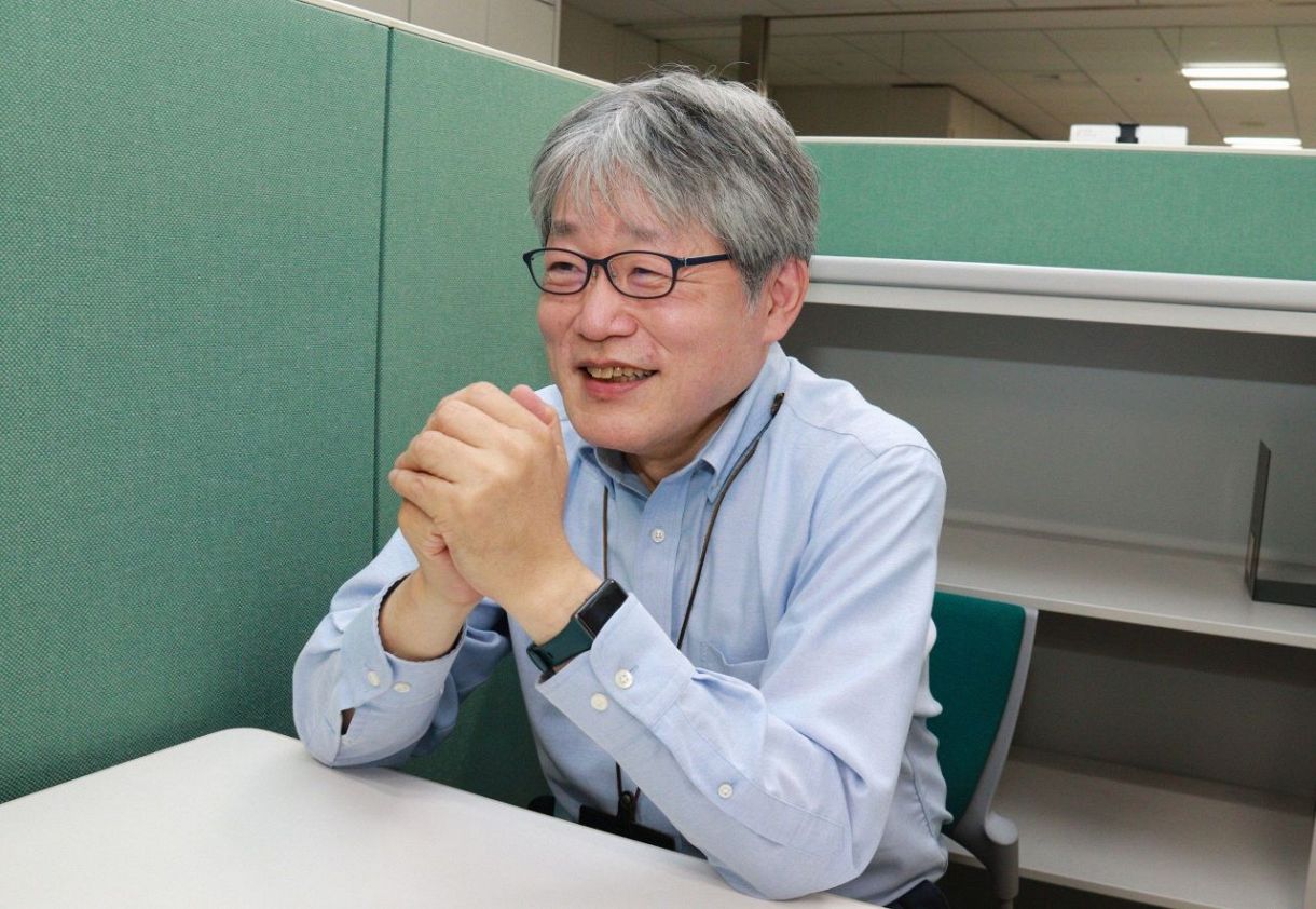 QRコードを使ったホームドア制御システムの開発について語る岡本誠司さん