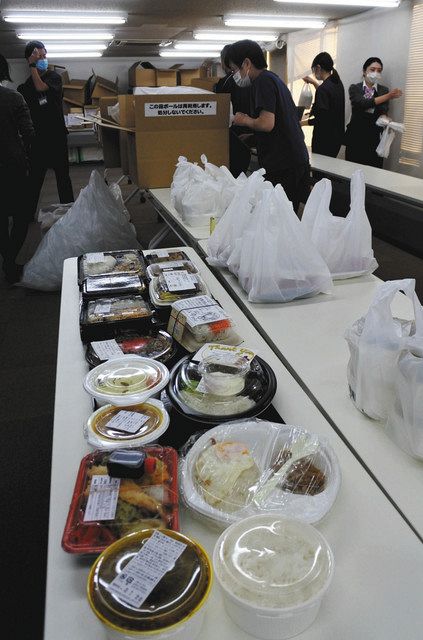 提供された弁当を仕分ける職員ら＝東京品川病院で

