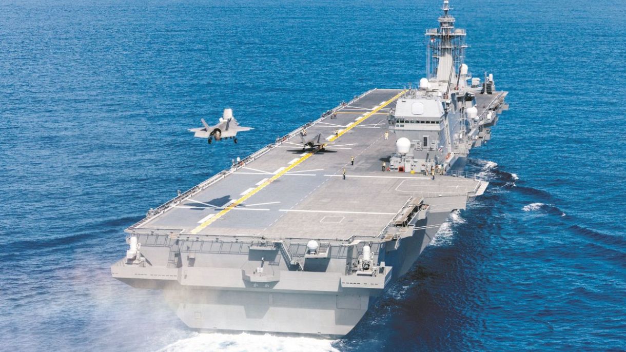 空母の役割を果たす自衛隊の護衛艦で米英の戦闘機が着艦演習…安保法