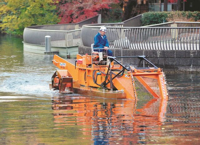 外来種の水草駆除のため井の頭池に初投入された藻刈船。水に浮かぶ農機のよう＝東京都三鷹市で