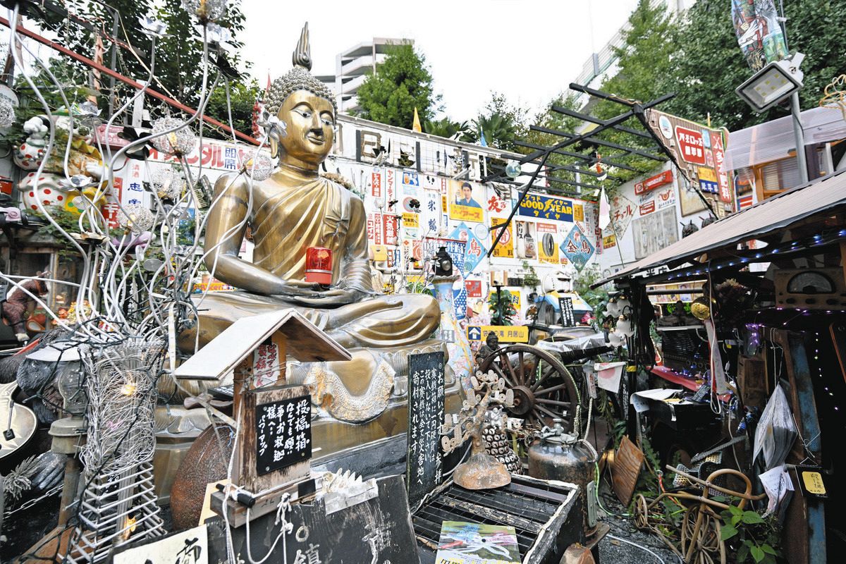 事故ワースト交差点を救った黄金像…板橋のカオス空間「昭和レトロ」が