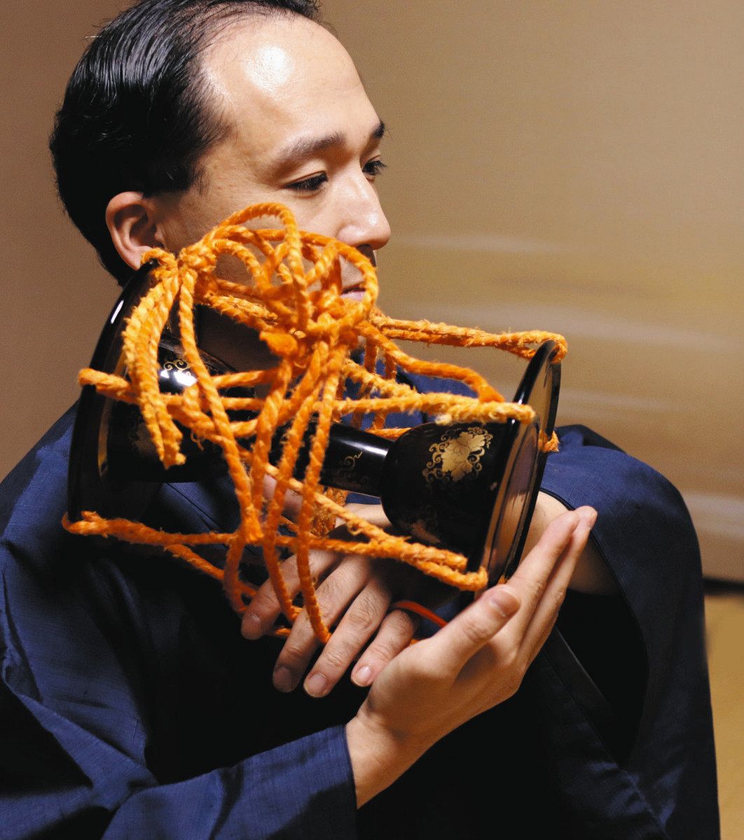 新お道具箱 万華鏡＞能楽の小鼓 音色を操作する麻の紐：東京新聞デジタル