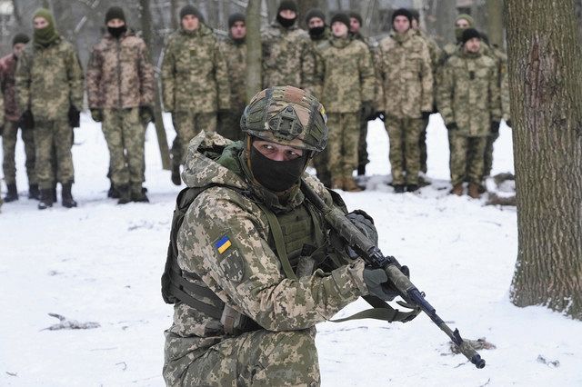 ２２日、ウクライナの首都キエフで、訓練を受ける同国兵士ら＝ＡＰ