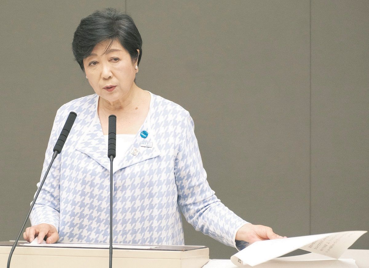 La gobernadora Yuriko Koike asiste a una sesión plenaria de la Asamblea Metropolitana de Tokio