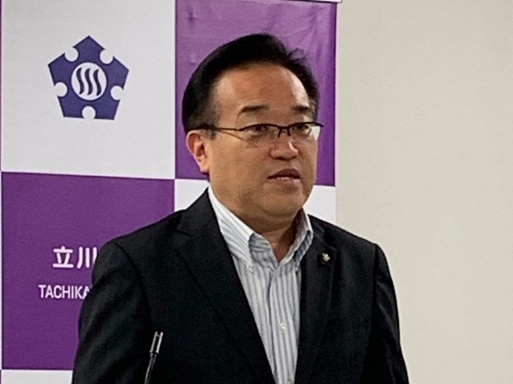 El alcalde de la ciudad de Tachikawa, Daishi Sakai, ofrece una conferencia de prensa