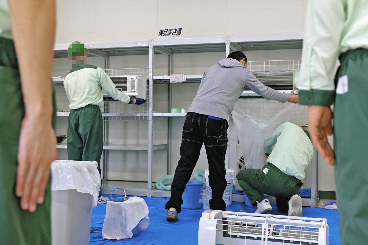 ハウスクリーニングの職業訓練を受ける受刑者たち＝栃木県さくら市の喜連川社会復帰促進センターで