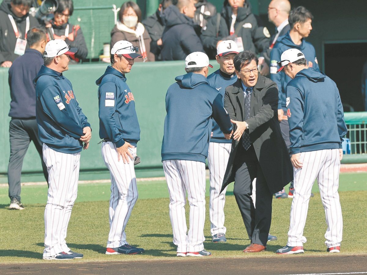 栗山英樹前監督が「連覇おめでとう」 侍ジャパンに早すぎるお祝いの言葉をかけた、前任者の「作戦」とは:東京新聞デジタル