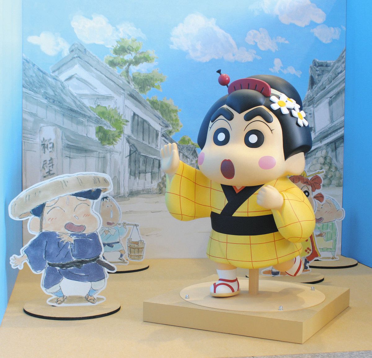 しんちゃんが和装でお出迎えだゾ 春日部に新たなモニュメント 粕壁宿