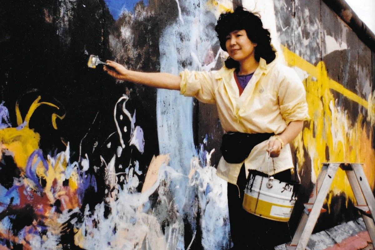 崩壊直後、ベルリンの壁に絵を描いた唯一の日本人画家 東西ドイツ統一
