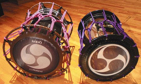 試作機の初代モデル（左）と２代目モデル。太鼓芸能集団「鼓童」と４年前から開発を進めてきた＝いずれも浜松市北区のローランド本社工場で