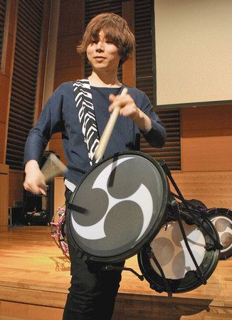 電子和太鼓「ＴＡＩＫＯ－１」を演奏するローランド第１開発部製品リーダーの野村晃太郎さん