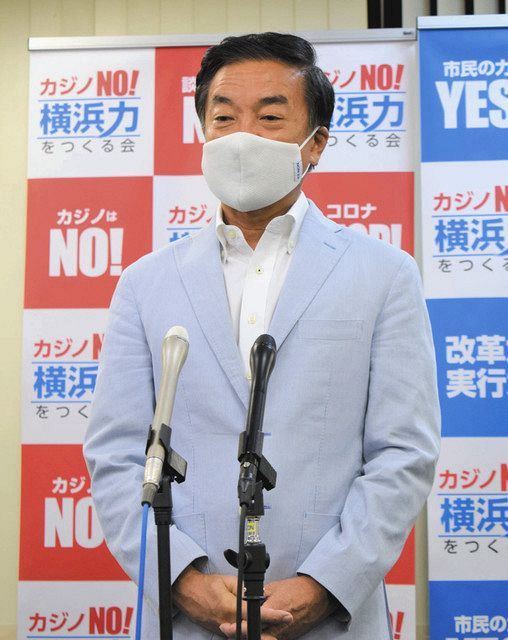落選の報を受けて支援者らにあいさつする松沢さん＝横浜市神奈川区で