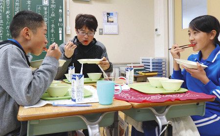 生産者の臼木さん（中）とようかんを味わう児童ら＝昭和村立大河原小学校で