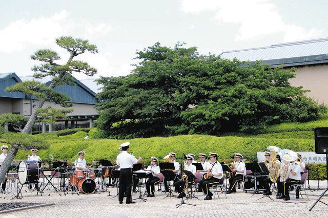 ふれあいコンサートで演奏する県警察音楽隊。地元の中学生も合同で演奏する
