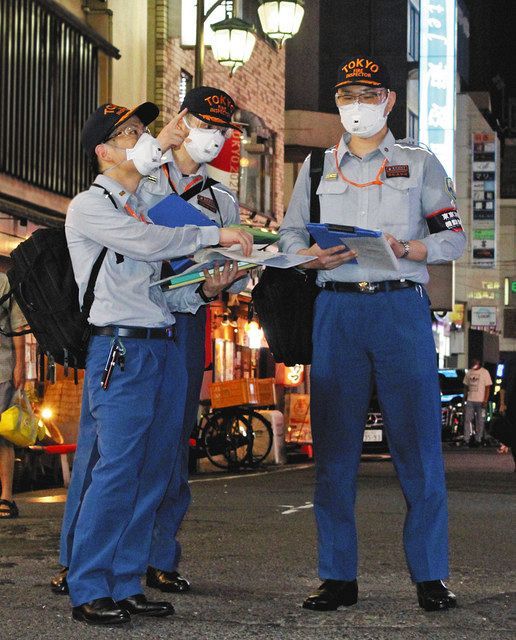 歌舞伎町地域の雑居ビルを立ち入り検査する東京消防庁職員＝２７日、東京都新宿区で