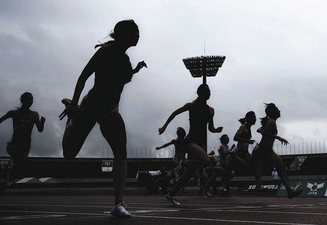 陸上競技の大会で力走する女子選手たち。選手のプライバシー保護のため画像を暗くしています＝９月