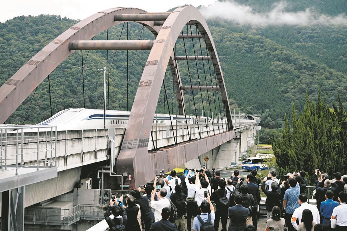 リニア車体は無塗装、座席はリクライニングせず…最新の中間車両「M10