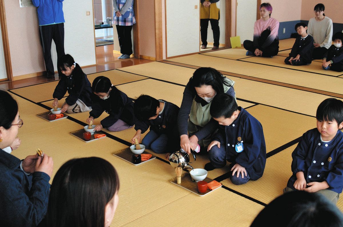 お茶をたてる園児ら＝太田市で 