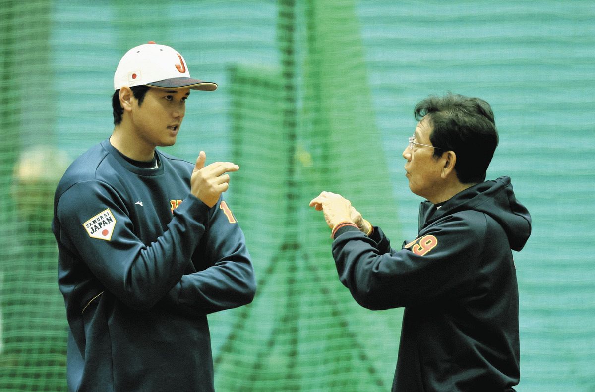 WBC日本代表を率いる栗山監督㊨と話す大谷＝2023年3月5日、大阪・舞洲で